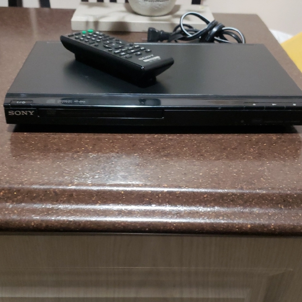 Sony DVD/CD player DVP-SR400P with Remote. Tested and working